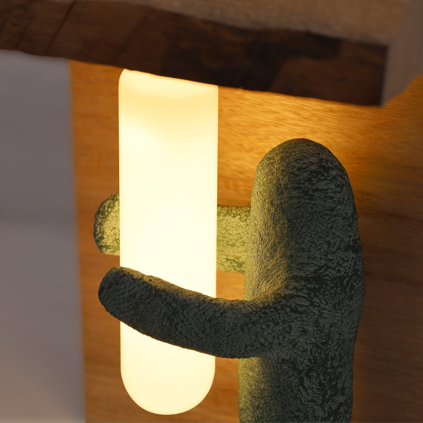 MILES AKIRA「light hug」
